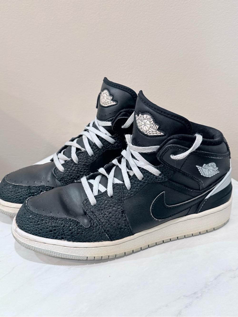 🔥Jordan Mid-Top Sneakers in Black and White Womens Size 5.5 EUC🔥